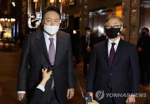 윤석열 국민의힘 대선후보와 최재형 전 감사원장이 2022년 1월 20일 서울 하얏트호텔에서 회동한 후 기자들에게 브리핑하고 있다. [연합뉴스 자료사진]